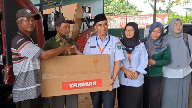 Penyerahan mesin panen padi atau combine dengan seri Yanmar YH 850