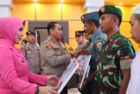 Kapolda Kalsel saat menyerahkan paket umrah
