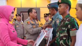 Kapolda Kalsel saat menyerahkan paket umrah