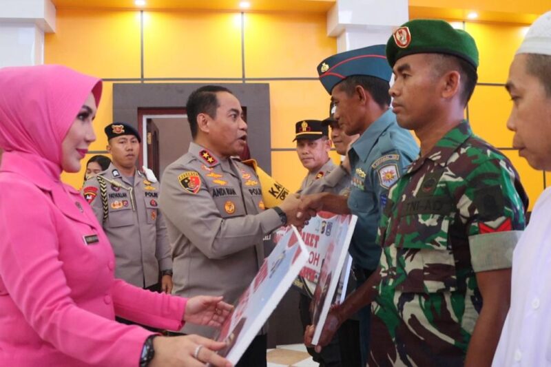 Kapolda Kalsel saat menyerahkan paket umrah