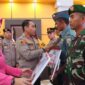 Kapolda Kalsel saat menyerahkan paket umrah