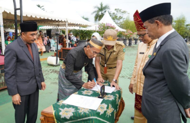 Penandatanganan MoU Kemenag Tanbu dengan Disdukcapil