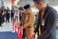 Gunting Pita ! Pemkab Tanbu Resmikan Bank Mandiri KCP Pagatan
