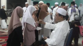 Bupati Tanah Bumbu Beri Hadiah Santriwati Lulusan Terbaik dan Hafal Quran 5 Juz