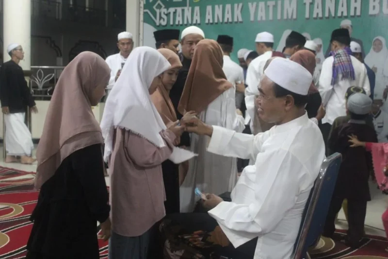 Bupati Tanah Bumbu Beri Hadiah Santriwati Lulusan Terbaik dan Hafal Quran 5 Juz