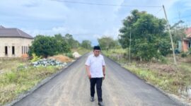 Aspirasi Warga Sepunggur Terwujud, Anggota DPRD Tanbu ini Tinjau Langsung Pengaspalan Jalan