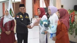 Hari Ibu ke-96, Bupati Zairullah Serahkan Buket Bunga Kepada Tiga Perempuan Inspiratif