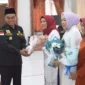 Hari Ibu ke-96, Bupati Zairullah Serahkan Buket Bunga Kepada Tiga Perempuan Inspiratif