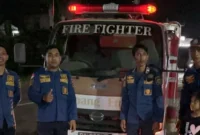 Petugas Damkar Simpang Empat Berhasil Evakuasi Sarang Tawon di Desa Kupang Berkah Jaya