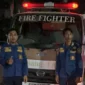 Petugas Damkar Simpang Empat Berhasil Evakuasi Sarang Tawon di Desa Kupang Berkah Jaya