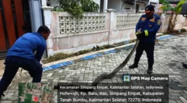 Petugas Damkar Tanah Bumbu Berhasil Evakuasi Ular Sanca