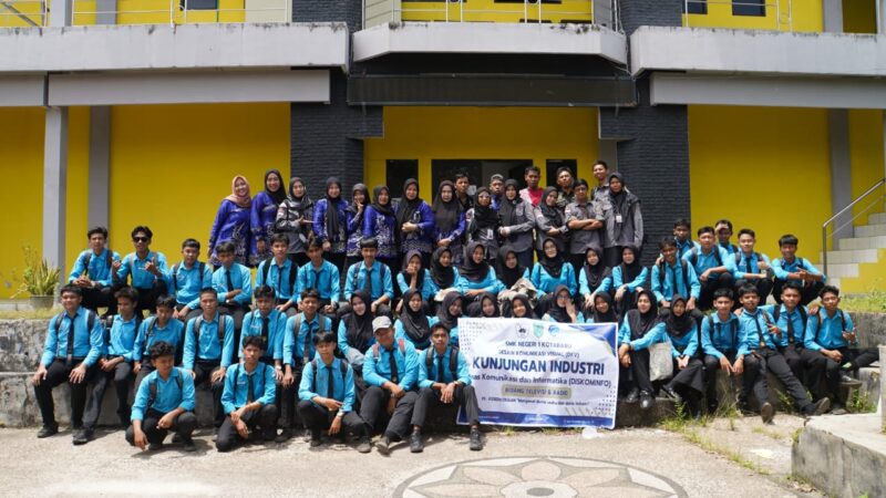 Radio Gema Sa-Ijaan Antusias Sambut Kunjungan SMKN 1 Kotabaru