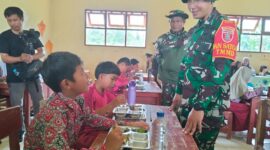 Dalam Rangka TMMD Ke-123 Kodim 1004 Uji Coba Makan Bergizi Dibeberapa SD Di Desa Talusi