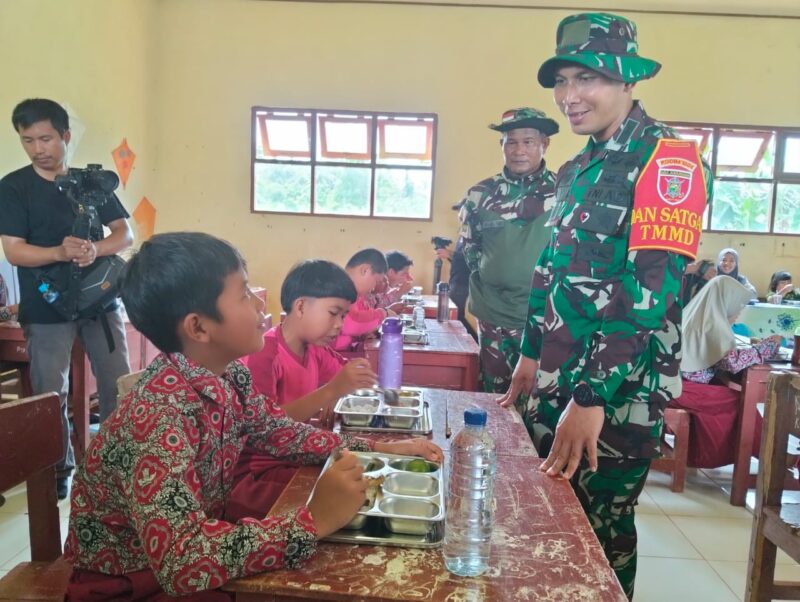 Dalam Rangka TMMD Ke-123 Kodim 1004 Uji Coba Makan Bergizi Dibeberapa SD Di Desa Talusi