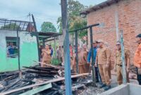Wakil Bupati Kotabaru Serahkan Bantuan Korban Kebakaran Gunung Mandar