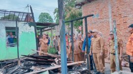 Wakil Bupati Kotabaru Serahkan Bantuan Korban Kebakaran Gunung Mandar