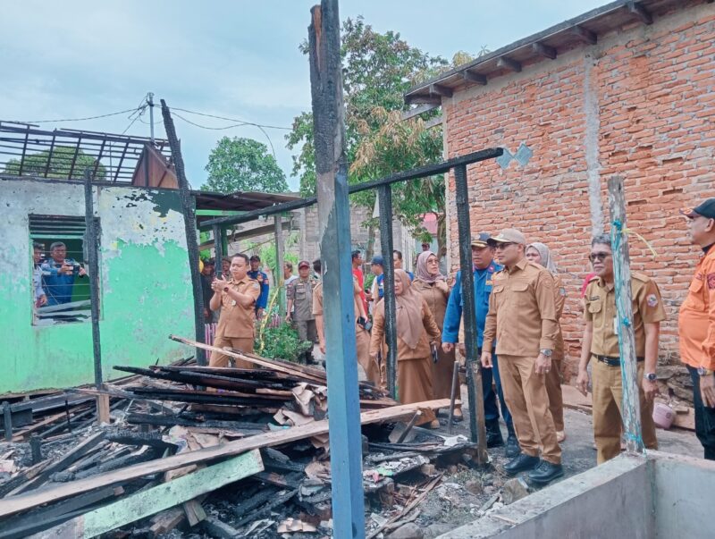 Wakil Bupati Kotabaru Serahkan Bantuan Korban Kebakaran Gunung Mandar