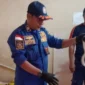 Petugas Damkar Evakuasi Ular Paikat dari Klinik