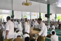 Bupati Tanah Bumbu Bagikan Al-Qur’an dan Gelar Dzikir Bersama dalam Serambi Madinah