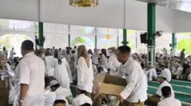 Bupati Tanah Bumbu Bagikan Al-Qur’an dan Gelar Dzikir Bersama dalam Serambi Madinah