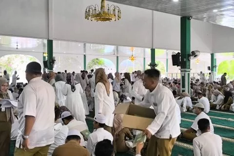 Bupati Tanah Bumbu Bagikan Al-Qur’an dan Gelar Dzikir Bersama dalam Serambi Madinah