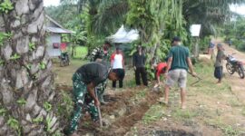 Masyarakat Desa Talusi bersama Satgas TMMD Ke-123 Kodim 1004 Kotabaru Gelar Gotong Royong Pembersihan Lingkungan Mesjid