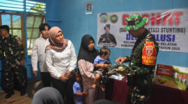 Satgas TMMD Ke-123 Beri Makanan Tambahan Untuk Anak Stunting di Desa Talusi
