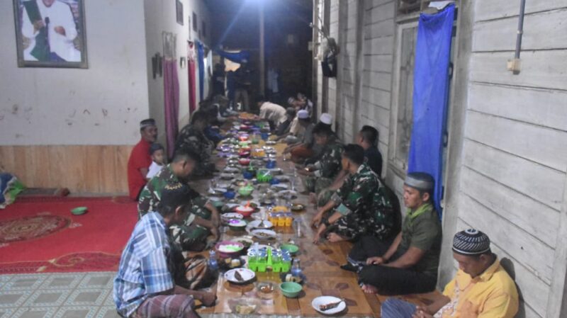 Buka Puasa Bersama Jalin Kedekatan Satgas TMMD ke-123 Dan Warga Talusi