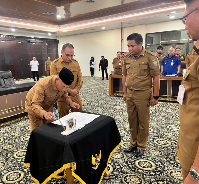 Bupati Kotabaru Menandatangai Piagam Audit Internal