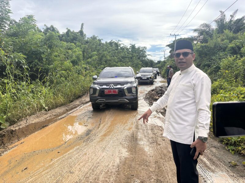 Wabup Kotabaru Tinjau Jalan Rusak di Kecamatan Sampanahan