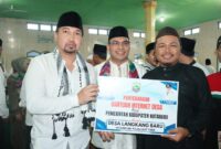 Safari Ramadhan, Wakil Bupati Kotabaru Berikan Bantuan Untuk Dua Kecamatan