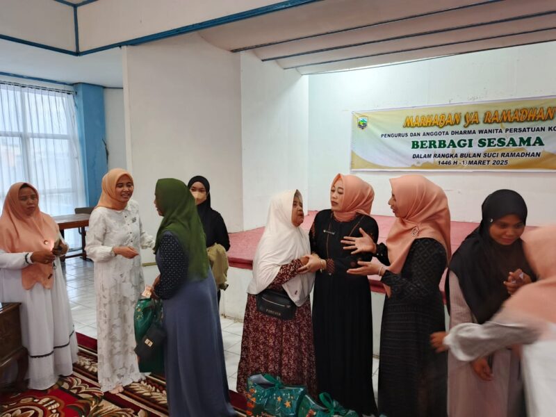 DWP Kotabaru Gelar Aksi Bagi Paket Sembako Ke Masyarakat