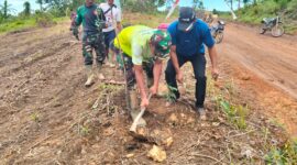 Satgas TMMD ke-123 Kodim 1004/Kotabaru Tanam Pohon Bersama Masyarakat Desa Talusi