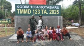 Satgas TMMD ke-123 Kodim 1004/Kotabaru Wujudkan Air Bersih, Anak-anak Desa Talusi Sambut dengan Ceria