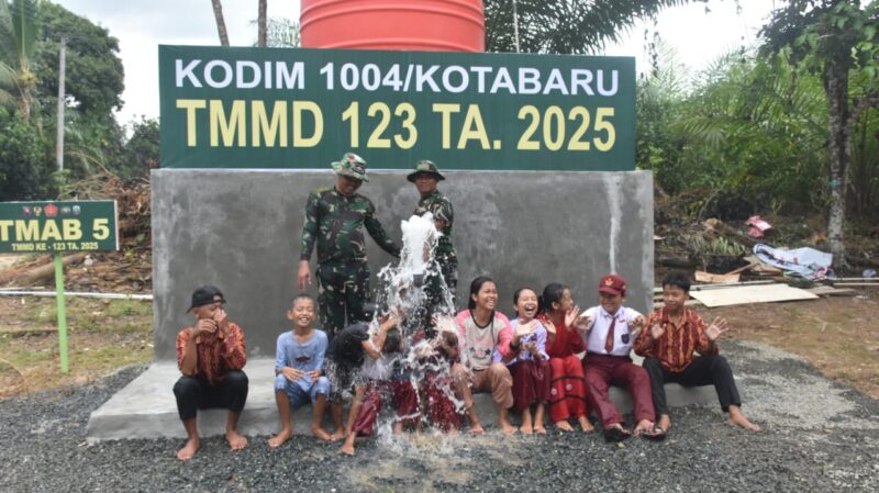 Satgas TMMD ke-123 Kodim 1004/Kotabaru Wujudkan Air Bersih, Anak-anak Desa Talusi Sambut dengan Ceria