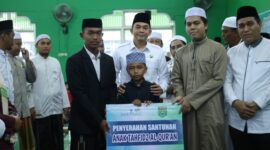 Safari Ramadhan di Mantewe, Bupati Andi Rudi Latif Berikan Bantuan kepada Anak-anak Tahfidz Al-Qur'an dan Kaum Masjid