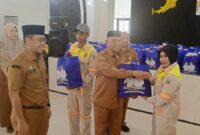 Bupati Kotabaru Berbagi Kebahagian Bersama Petugas Kebersihan