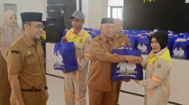 Bupati Kotabaru Berbagi Kebahagian Bersama Petugas Kebersihan