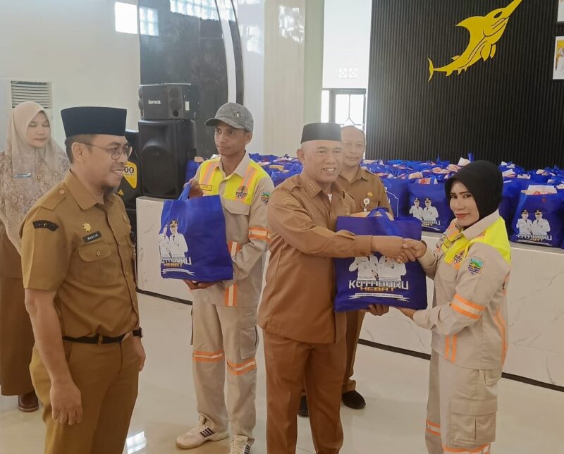Bupati Kotabaru Berbagi Kebahagian Bersama Petugas Kebersihan