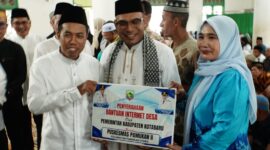 Wakil Bupati Syairi Mukhlis Salurkan Bantuan Untuk Warga di Tiga Kecamatan