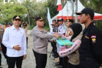 Bupati Bang Arul dan Kapolres Tanbu dampingi Kapolda Kalsel Tinjau Pos Terpadu Operasi Ketupat Intan 2025