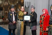 Bupati Tanah Bumbu Andi Rudi Latif Serahkan Penghargaan AKIP 2024 Kepada SKPD Berprestasi