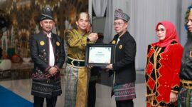 Bupati Tanah Bumbu Andi Rudi Latif Serahkan Penghargaan AKIP 2024 Kepada SKPD Berprestasi