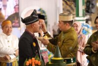 Bupati Bang Arul Suapi Wakil Bupati Nasi Tumpeng, Simbol Harmoni Kepemimpinan di HUT ke-22 Tanbu