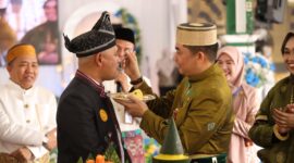 Bupati Bang Arul Suapi Wakil Bupati Nasi Tumpeng, Simbol Harmoni Kepemimpinan di HUT ke-22 Tanbu