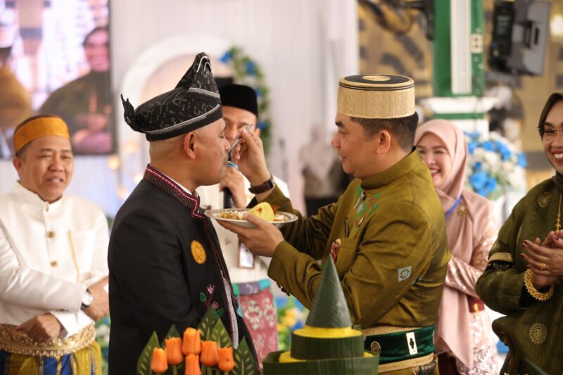 Bupati Bang Arul Suapi Wakil Bupati Nasi Tumpeng, Simbol Harmoni Kepemimpinan di HUT ke-22 Tanbu