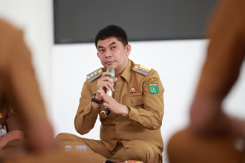 Perbaikan Kantor Bupati, Bang Arul Pimpin Rapat Koordinasi Camat di Ruang Terbuka