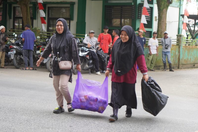 AKSI Jumat Bersih, Langkah Nyata Bupati Andi Rudi Latif Wujudkan Lingkungan Sehat di Tanah Bumbu