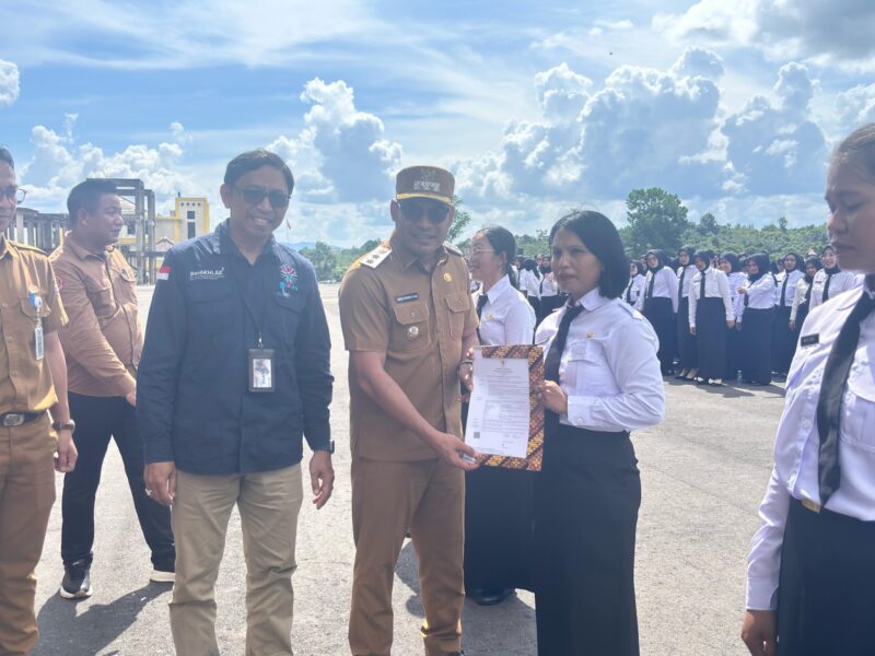 Pemkab Kotabaru Serahkan SK CPNS dan PPPK Formasi 2024