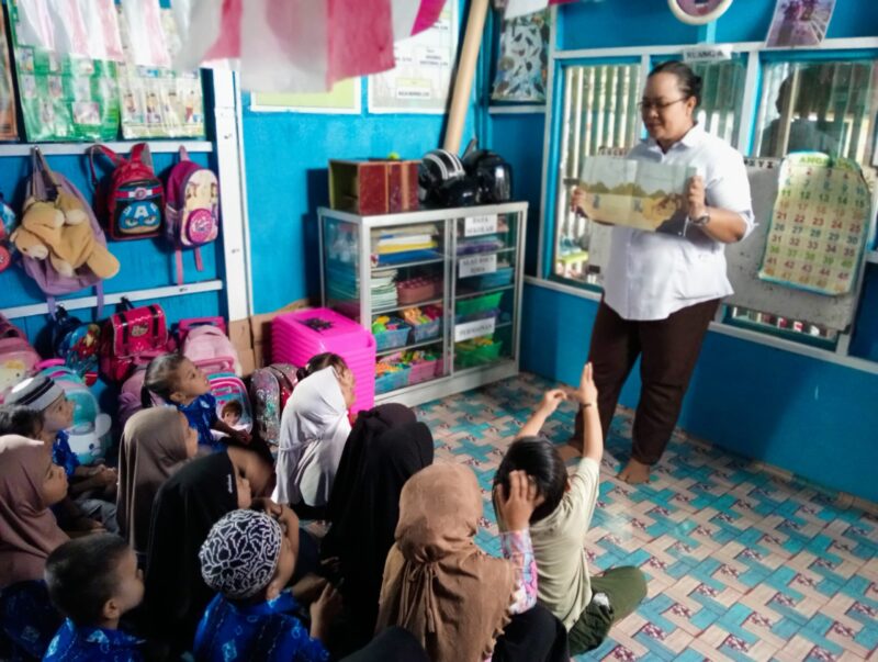 Perpustakaan Jemput Bola, Anak TK Ash-Shiddiq Antusias Ikuti Cerita Bergambar